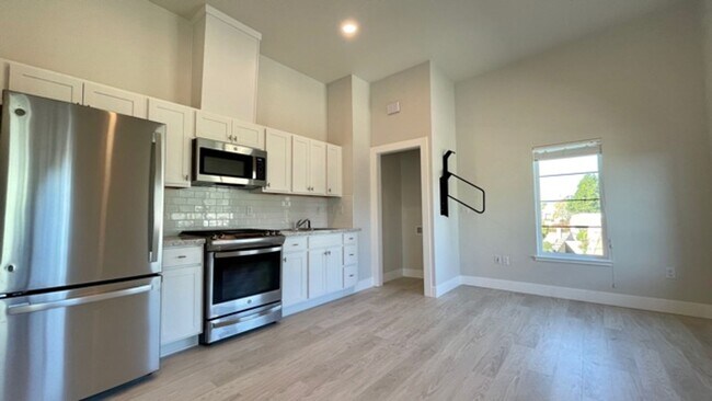 Foto del edificio - Brand New Construction Studio Apartment with Air Conditioning in the Ironworks Building