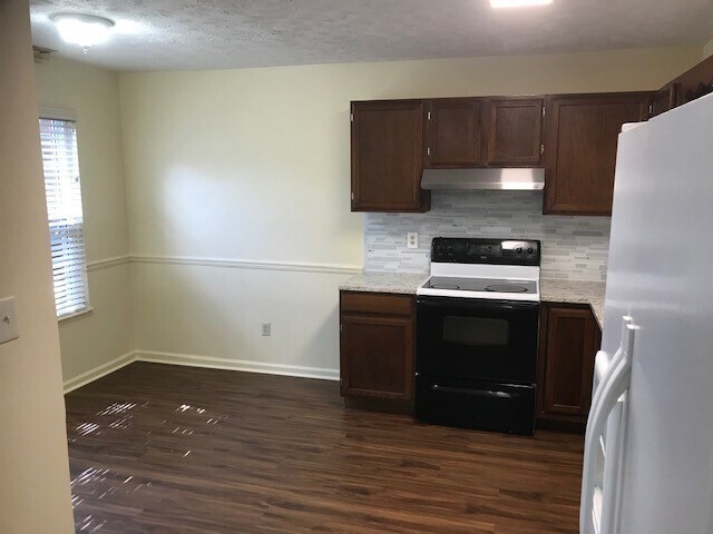 Building Photo - Maryville 37801 - 2 bedroom, 1.5 Condo with a 1-car garage - Contact Ed Johnson (865) 924-5045