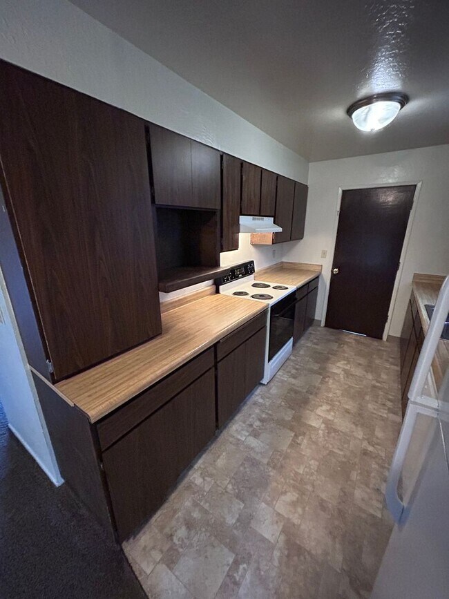 Foto del edificio - 3 bedroom 1 bath house w/ attached garage in Coos Bay!