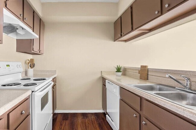 Building Photo - 7581 Chevy Chase Dr
