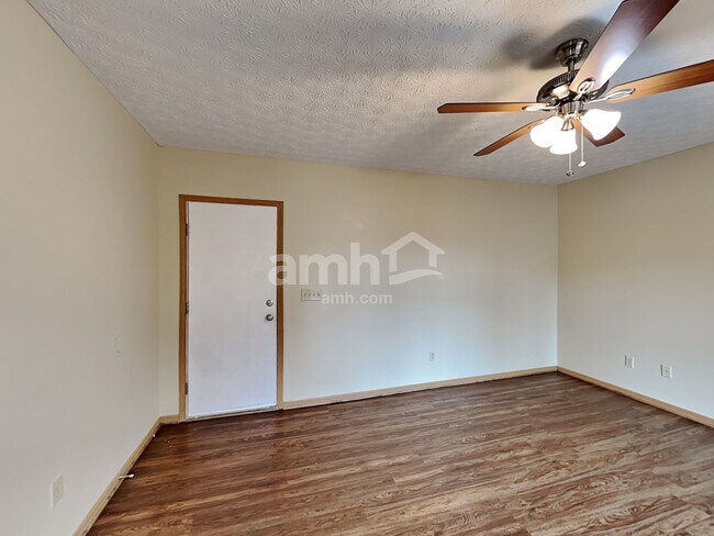 Building Photo - 1725 Convair Dr