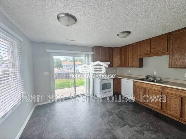 Building Photo - 2112 E Caulder Ave