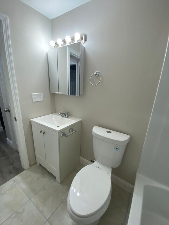 Building Photo - Fully Renovated 2 Bed with Heat, Hot Water and gas for cooking included.