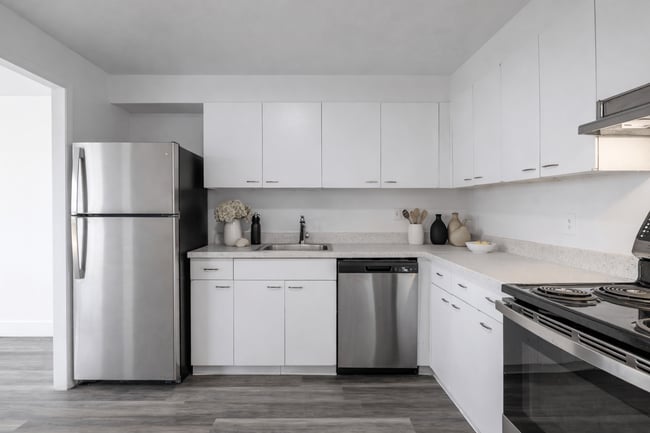 Building Photo - Carlyle Tower Apartments - Southfield, MI