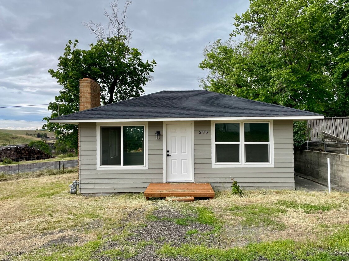 Primary Photo - Updated Cottage in Pilot Rock