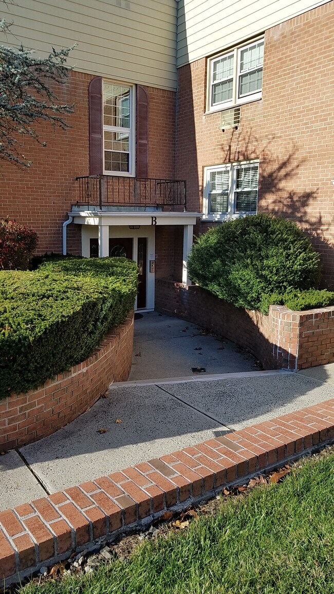 Entry - 605 Grove St