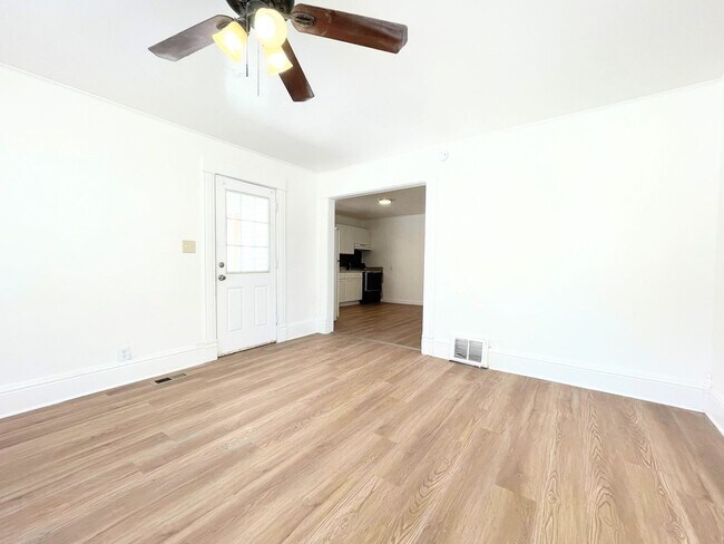 Building Photo - 2 Bed, 2 Bath Bungalow