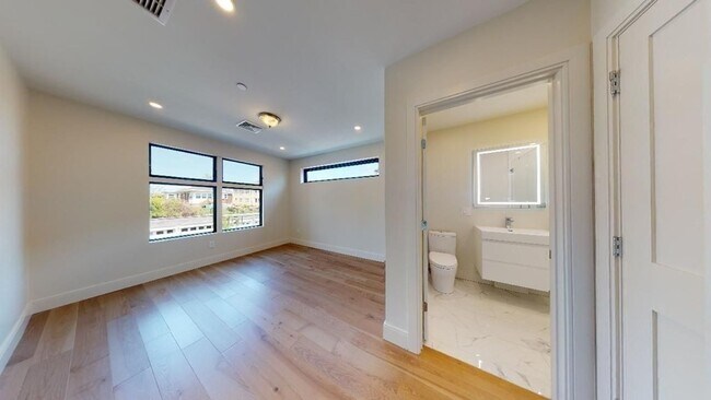 Building Photo - 41 Gladstone St