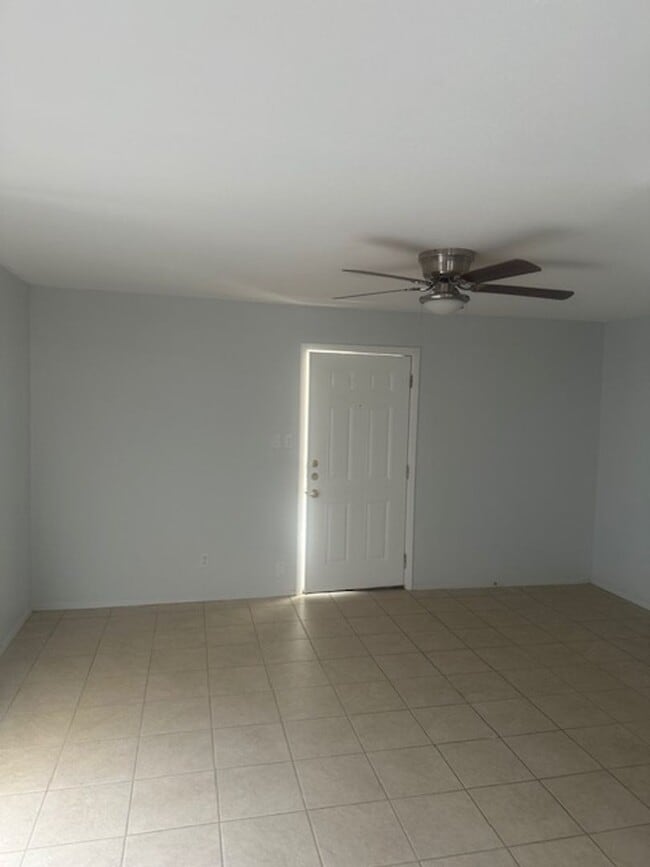 Building Photo - Ground floor Apartment near Camp Bowie on ...