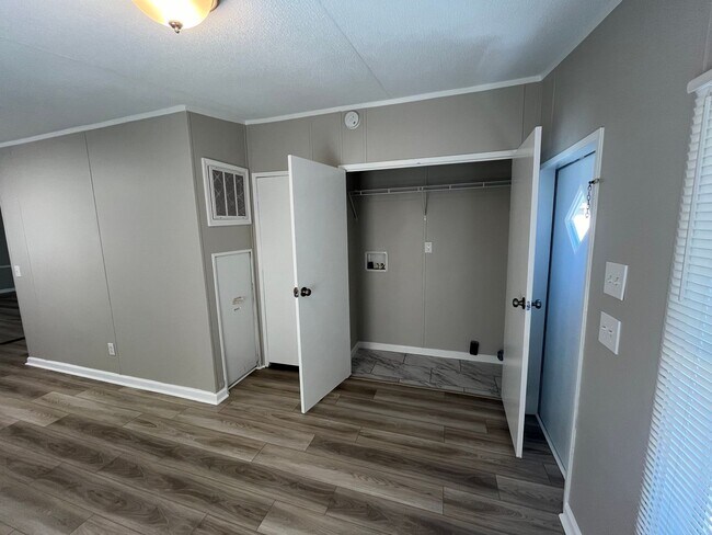 Foto del edificio - 6803 Waters Ave