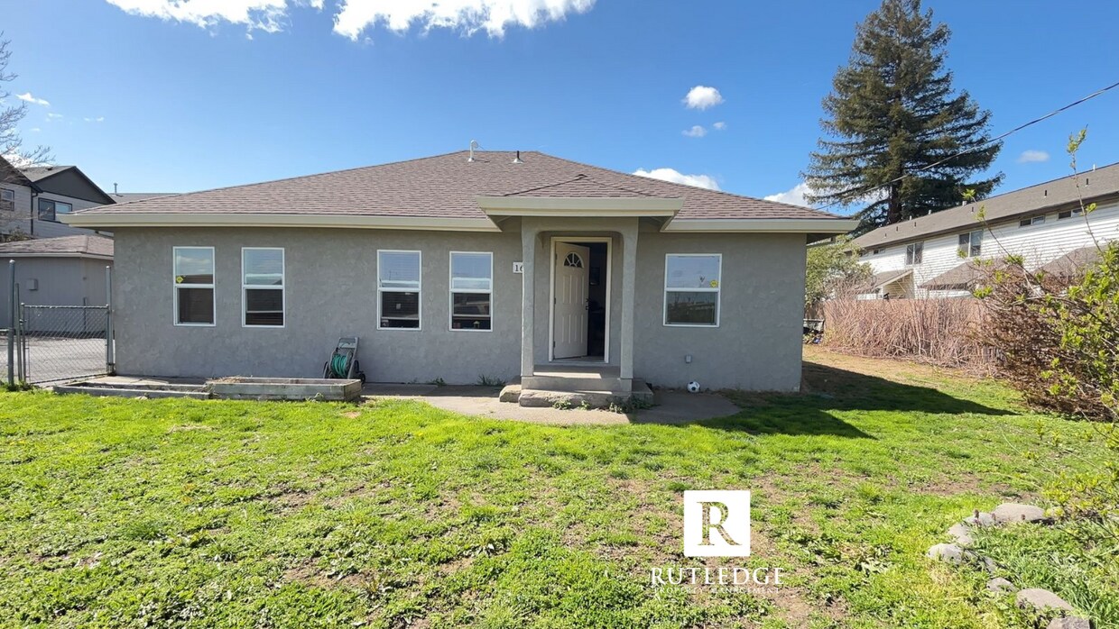 Foto principal - 3 Bedroom House in Central Point!