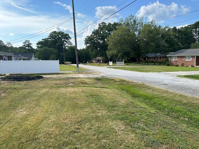 Foto del edificio - 1116 Cornelia Cir