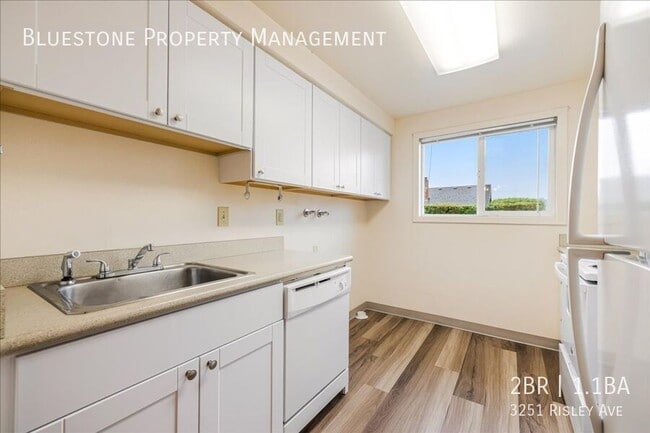 Foto del edificio - 3251 SE Risley Ave
