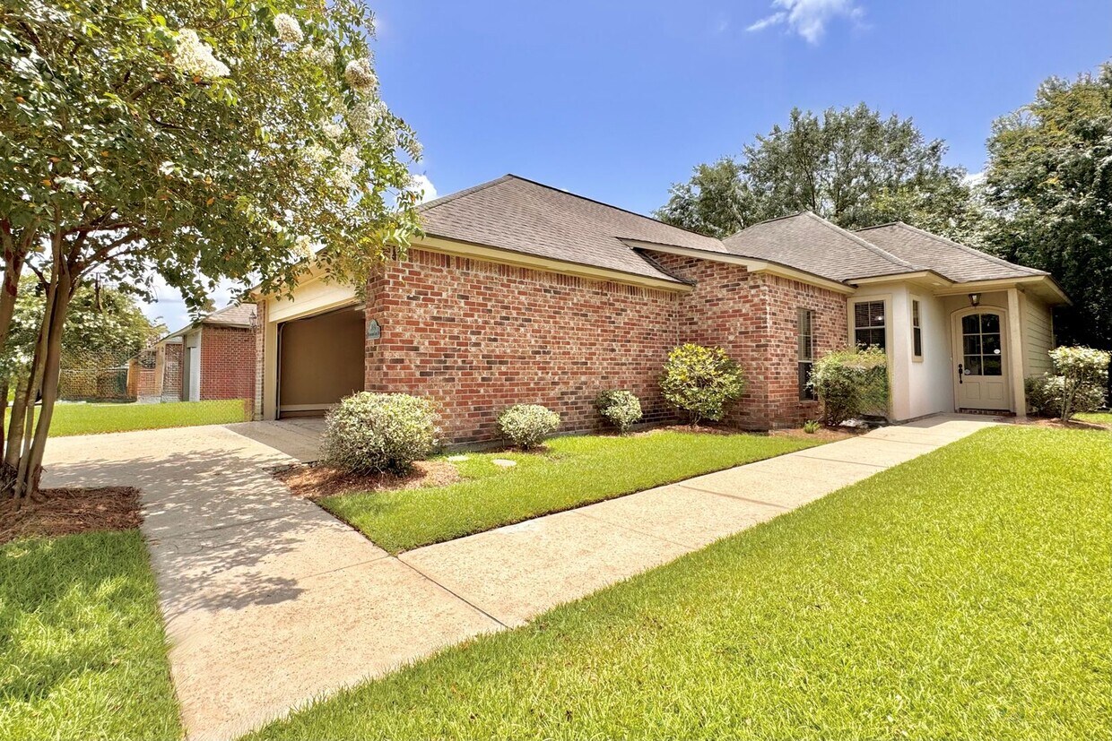 Foto principal - 3BR/2BA Home on Nicholson Lake Dr – Modern...