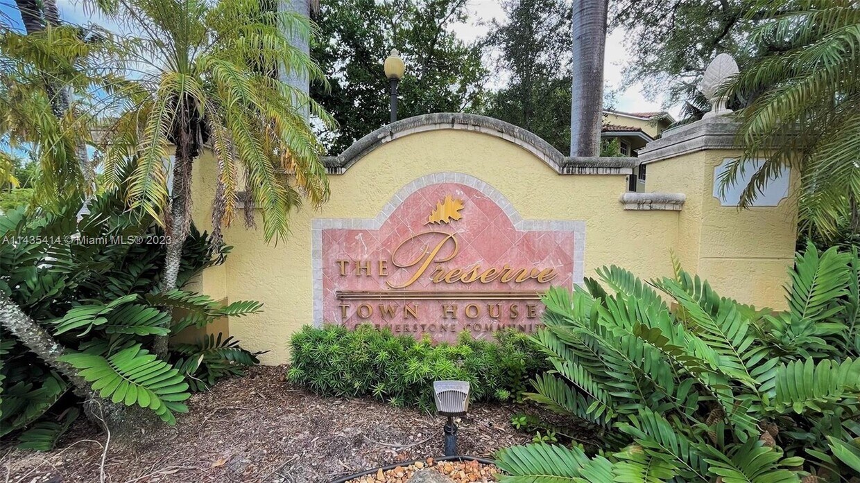 Foto principal - 8900 NE 8th Ave