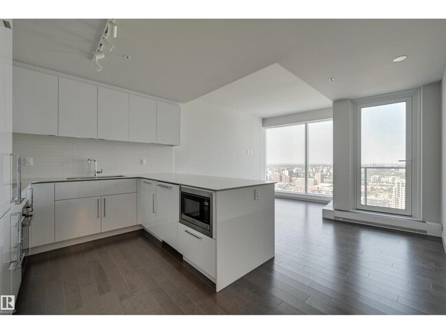 Building Photo - 10360 102 St NW