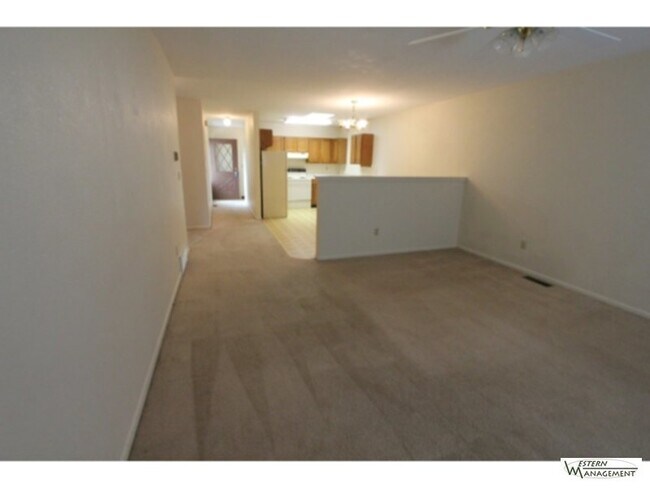 Building Photo - Spacious 2 bed, 1 ba duplex!