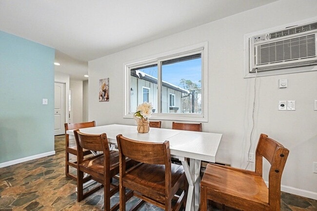 Photo - 325 W Delhi Rd House