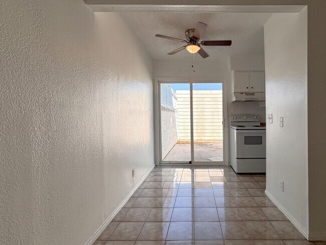 Foto del edificio - Desirable End-Unit Townhome with 2-Car Garage & Private Courtyard