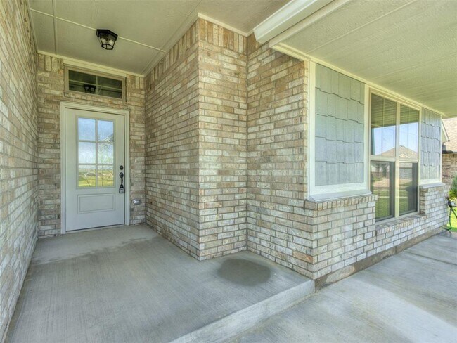 Building Photo - 644 Laurel Grv