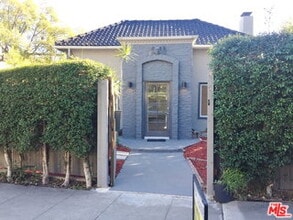Building Photo - 8538 N W Knoll Dr