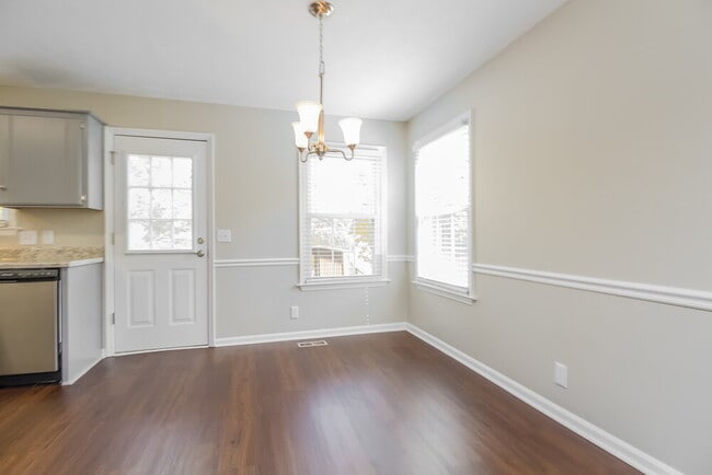 Foto del edificio - 3276 Clapham Rd