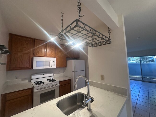 Building Photo - Spacious One Bedroom Condo w/ Mountain Views!