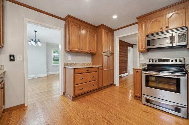 Building Photo - 1818 Woodland Dr