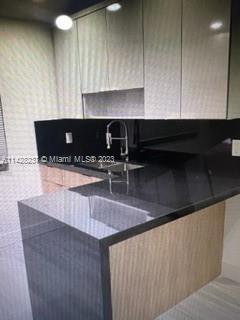 Foto del edificio - 8023 Lake Dr