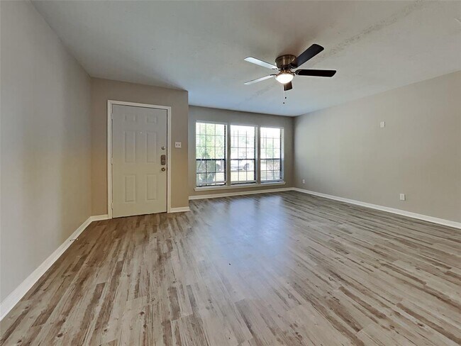Building Photo - 10626 Sagewillow Ln
