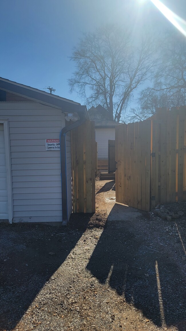 Building Photo - 5842 Leslie Ave