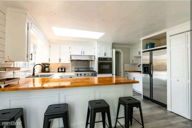 Building Photo - 5 br, 3 bath House - 49 Western Ave
