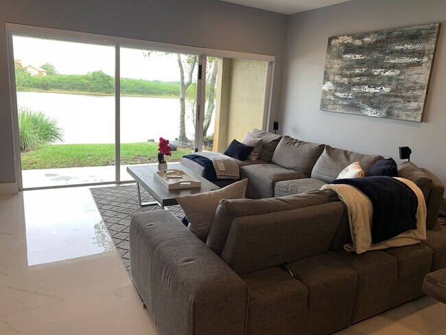 Patio trasero con vista al lago - 223 SW 120th Ave