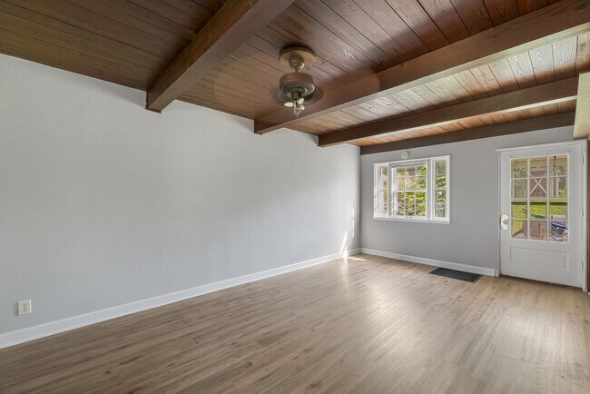 Foto del edificio - 5594 Butternut Ct