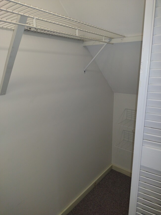 Closet with shelves - 76 Durham Rd