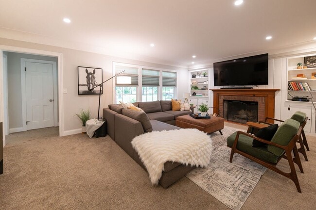 Building Photo - Fantastic and updated 4 bedroom home in Au...