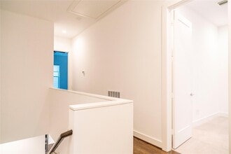 Building Photo - 5869 E Post Oak Ln