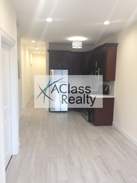 Foto del edificio - 3117 Steinway St