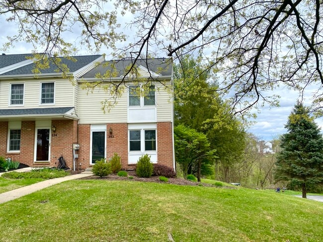 Building Photo - 202 Meadowview Dr