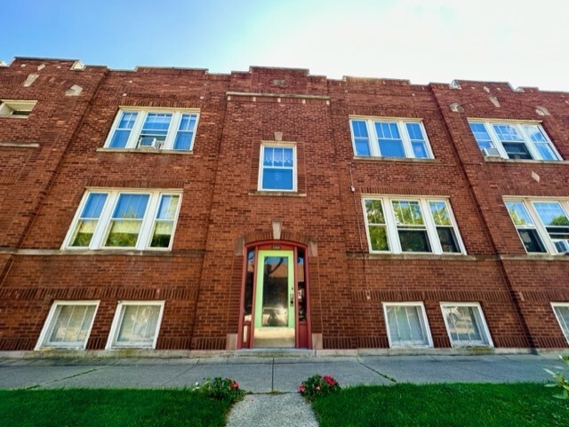 Primary Photo - 3741 W Roscoe St