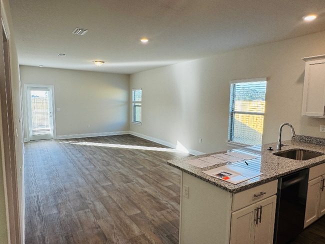 Foto del edificio - 13647 Logan Pl