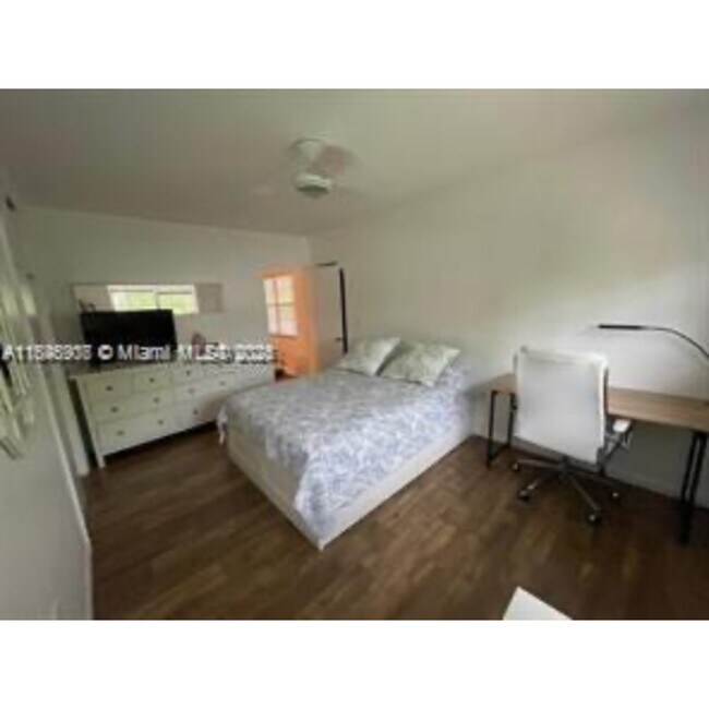 Foto del edificio - 6511 Santona St