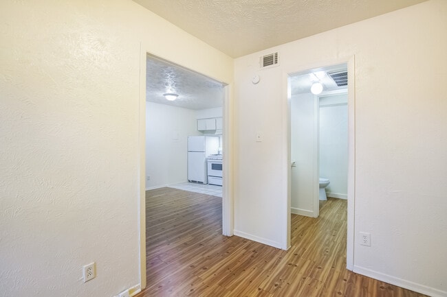 Dormitorio junior de 400 pies cuadrados - The Cluster Apartments