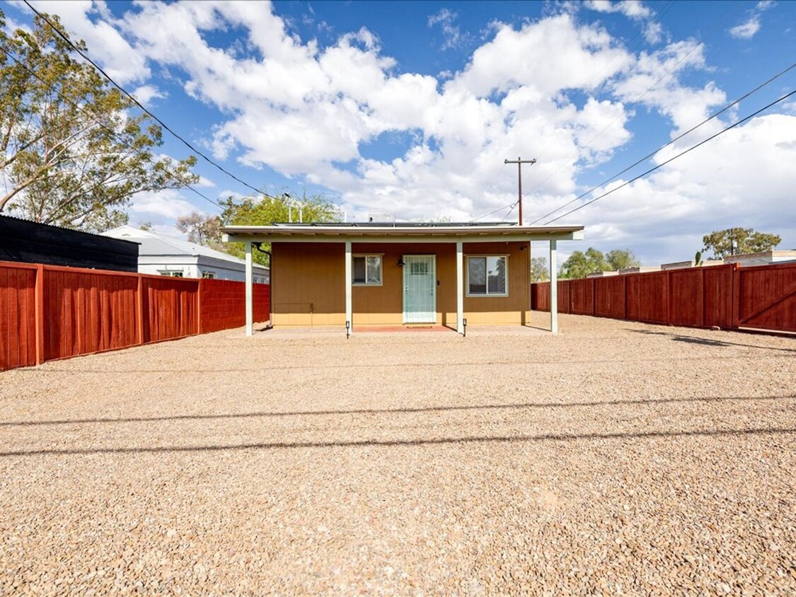 Foto principal - 2 Bedroom 2 Bathroom CORNER LOT!! SOLAR PA...