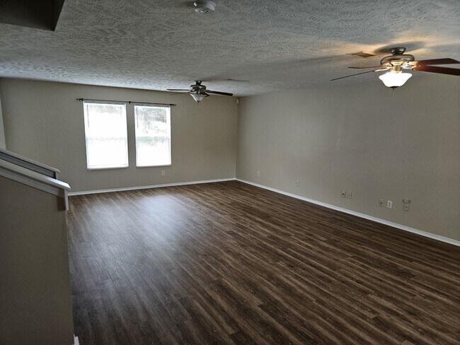 Foto del edificio - 1152 Seven Oaks Blvd