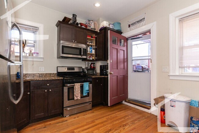 Building Photo - HOT BRIGHTON LISTING!!!!