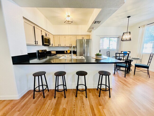 Foto del edificio - Completely Updated 3 bd, 2 bth, 1st Floor ...