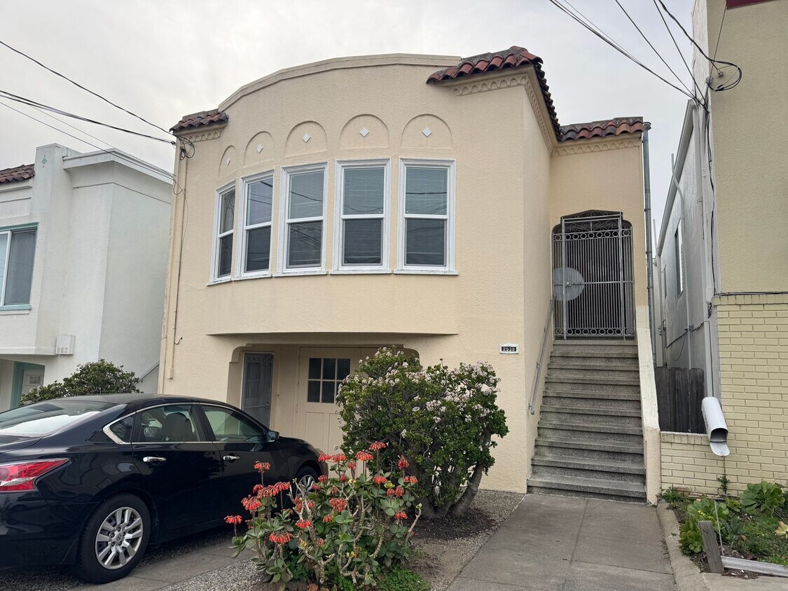 Charming Parkside Upper Flat w/ Garage Parking - $4,250/Mo - Charming Parkside Upper Flat w/ Garage Parking - $4,250/Mo
