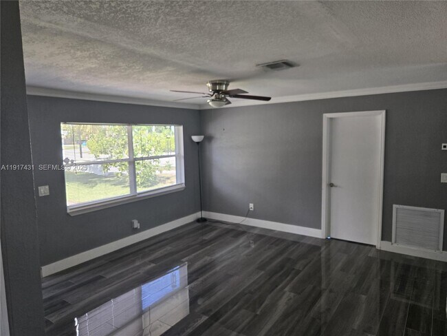 Foto del edificio - 2190 NE 1st Ln