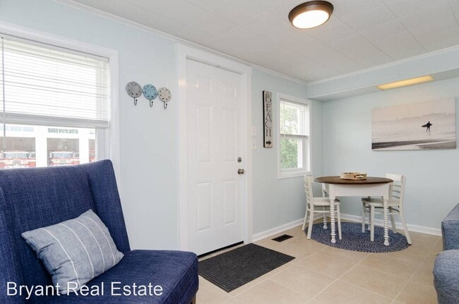 Building Photo - 2 br, 1.5 bath House - 613 K Avenue